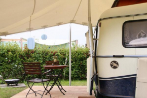 Oma Edda - Glamping in kultigem Wohnwagen auf Camping Seeblick, Neustadt / Holstein